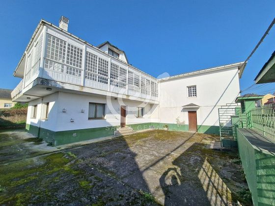 Foto 1 de Casa adossada en venda a Bergondo de 4 habitacions amb terrassa i jardí