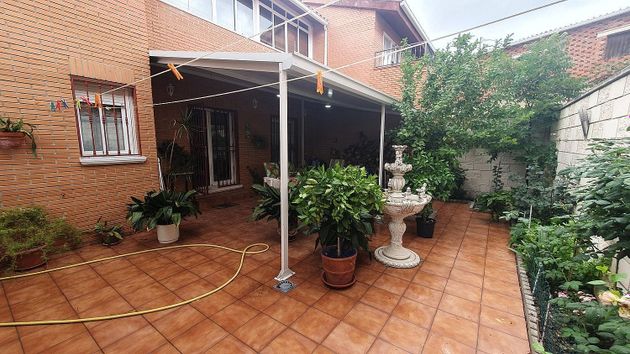 Foto 1 de Venta de casa adosada en Villa del Prado de 3 habitaciones con terraza y garaje