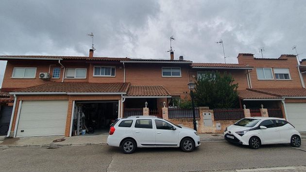Foto 2 de Venta de casa adosada en Villa del Prado de 3 habitaciones con terraza y garaje