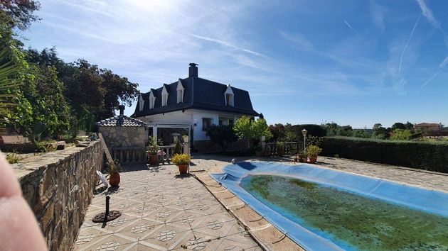 Foto 2 de Chalet en venta en Calalberche de 5 habitaciones con terraza y piscina