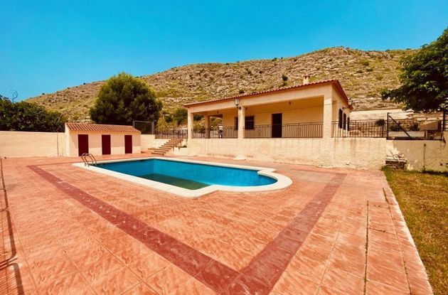 Foto 2 de Casa en venta en El Fondo de les Neus-El Hondon de las Nieves de 4 habitaciones con terraza y piscina