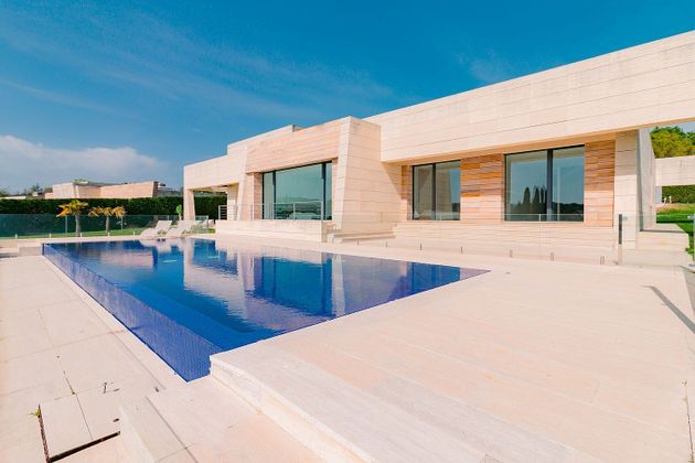 Foto 1 de Chalet en venta en La Finca de 6 habitaciones con terraza y piscina