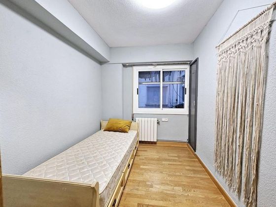 Foto 2 de Pis en lloguer a Ensanche - Diputación de 4 habitacions amb mobles i aire acondicionat
