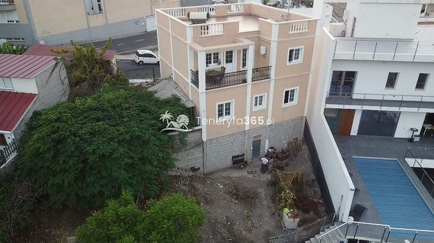 Foto 2 de Venta de chalet en Adeje ciudad de 5 habitaciones con terraza y jardín