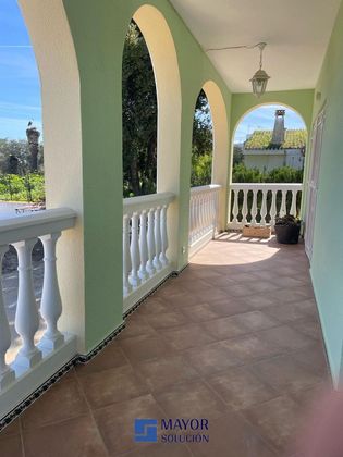 Foto 2 de Chalet en venta en Rociana del Condado de 4 habitaciones con terraza y jardín