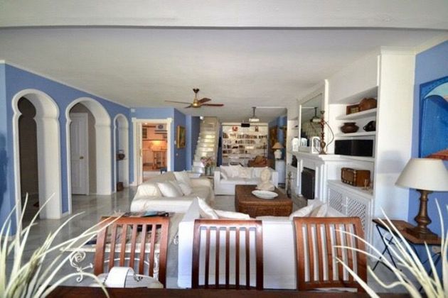 Foto 1 de Casa adossada en venda a calle Nva Andaluc de 5 habitacions amb terrassa i piscina