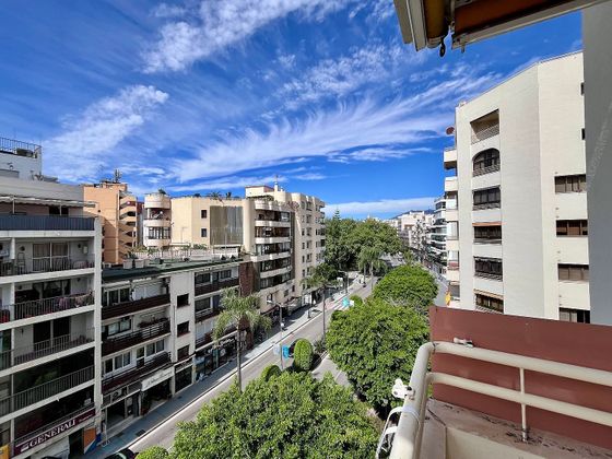 Foto 2 de Pis en lloguer a avenida Ramón y Cajal de 4 habitacions amb terrassa i piscina