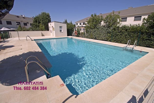 Foto 2 de Casa adossada en venda a La Montaña - El Cortijo de 4 habitacions amb terrassa i piscina