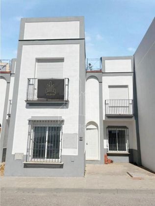 Foto 1 de Casa en venda a Sanlúcar la Mayor de 4 habitacions amb terrassa i jardí