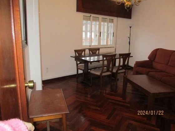 Foto 1 de Piso en alquiler en Ensanche - Sar de 3 habitaciones con muebles y calefacción