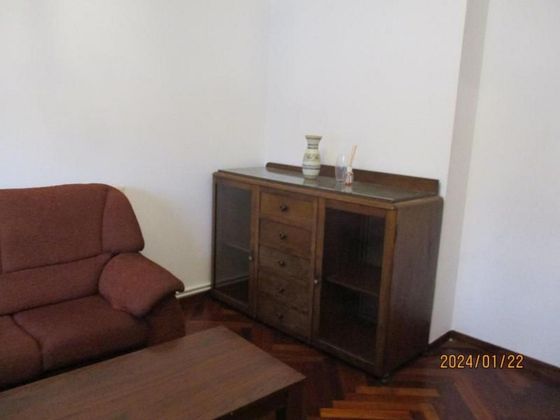 Foto 2 de Piso en alquiler en Ensanche - Sar de 3 habitaciones con muebles y calefacción