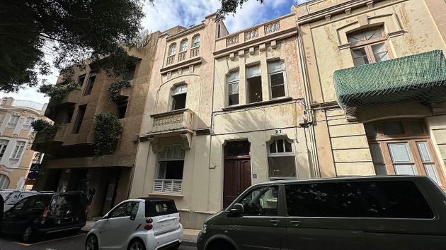 Foto 2 de Casa adossada en venda a calle De Numancia de 5 habitacions amb terrassa i balcó