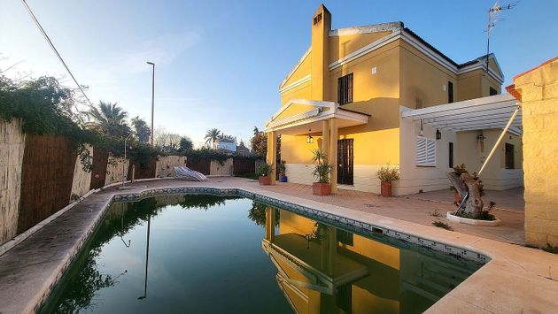 Foto 1 de Chalet en venta en Espartinas de 5 habitaciones con terraza y piscina