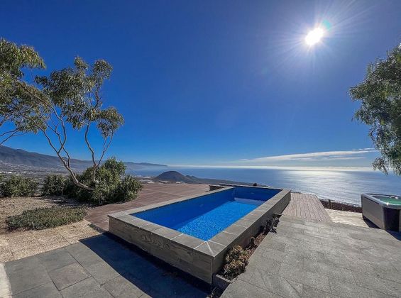 Foto 2 de Casa en venda a Arafo de 4 habitacions amb piscina i garatge