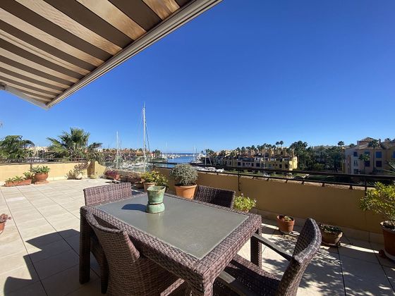 Foto 1 de Àtic en venda a Puerto de Sotogrande-La Marina de 5 habitacions amb terrassa i balcó