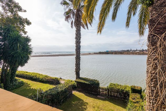 Foto 1 de Casa adossada en venda a Puerto de Sotogrande-La Marina de 3 habitacions amb terrassa i jardí