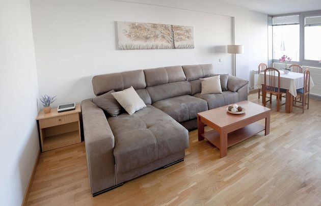 Foto 1 de Alquiler de piso en Zona de Plaza de Barcelos de 3 habitaciones con garaje y muebles