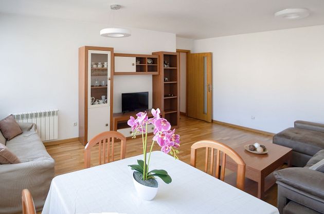 Foto 2 de Alquiler de piso en Zona de Plaza de Barcelos de 3 habitaciones con garaje y muebles