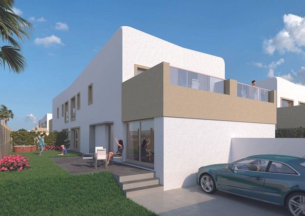 Foto 2 de Casa en venda a calle Juan Carlos I de 3 habitacions amb terrassa i piscina