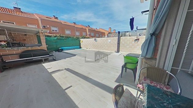 Foto 1 de Venta de casa en Los Robles de 4 habitaciones con piscina y garaje
