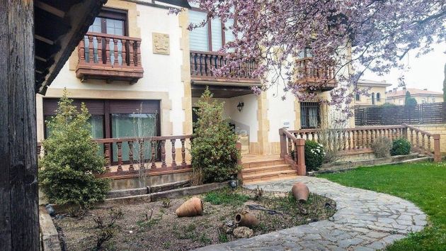 Foto 2 de Venta de chalet en Eduardo Saavedra - Eloy Sanz Villa de 5 habitaciones con garaje y jardín