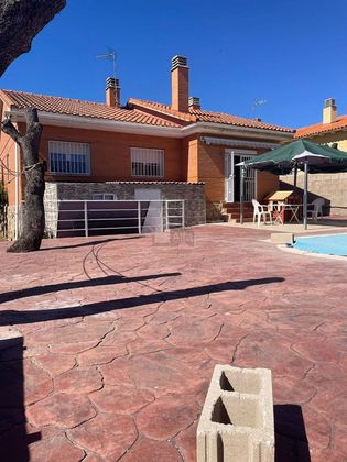 Foto 1 de Venta de chalet en Loranca de Tajuña de 4 habitaciones con piscina y jardín