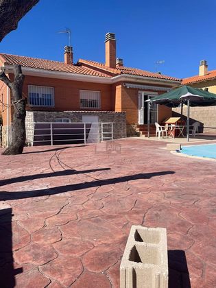 Foto 2 de Venta de chalet en Loranca de Tajuña de 4 habitaciones con piscina y jardín