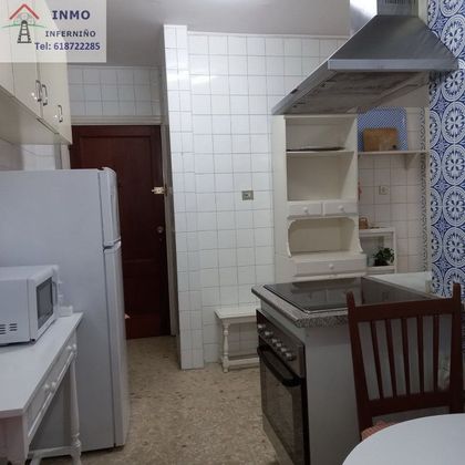 Foto 2 de Pis en lloguer a Praza de España de 3 habitacions amb mobles i calefacció