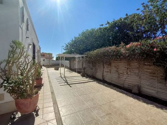 Foto 2 de Venta de casa en Guargacho de 3 habitaciones con terraza y jardín