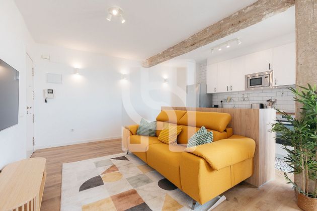 Foto 2 de Alquiler de piso en calle De Sant Vicent Màrtir de 2 habitaciones con muebles y ascensor