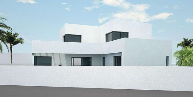 Foto 2 de Venta de casa en Tinajo de 4 habitaciones con terraza y piscina
