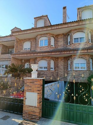 Foto 1 de Venta de casa adosada en calle De Miguel Maura de 4 habitaciones con terraza y piscina