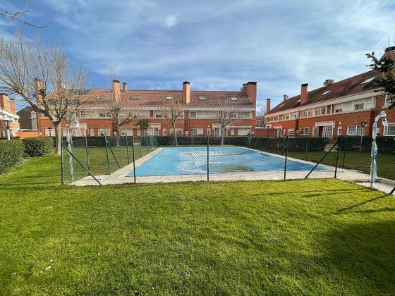 Foto 1 de Casa adossada en venda a calle Río Segura de 4 habitacions amb piscina i garatge