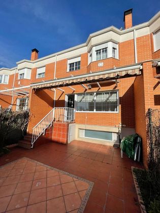 Foto 2 de Casa adossada en venda a calle Río Segura de 4 habitacions amb piscina i garatge