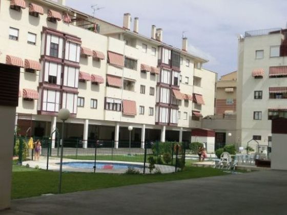 Foto 1 de Alquiler de piso en Ensanche de 3 habitaciones con terraza y piscina