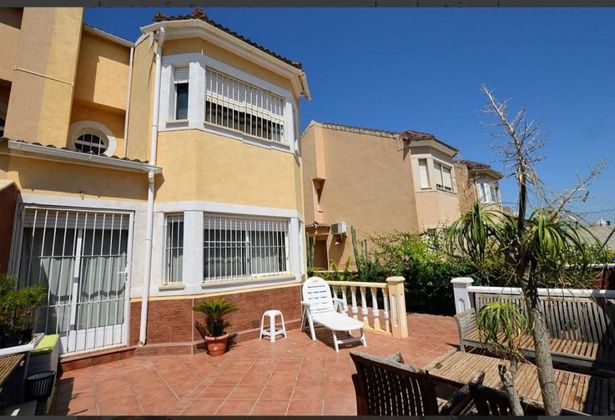Foto 1 de Casa adossada en venda a calle De Orihuela de 4 habitacions amb terrassa i piscina