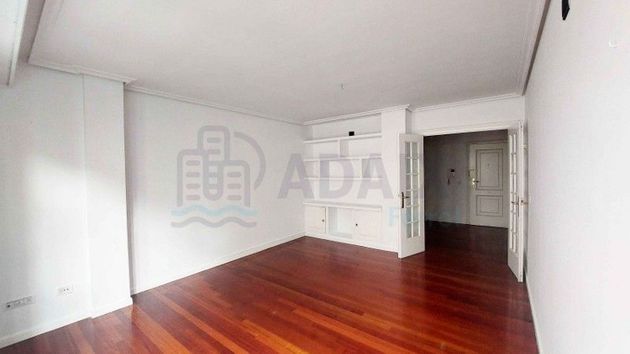 Foto 2 de Venta de piso en calle Paraguai de 3 habitaciones con garaje y balcón