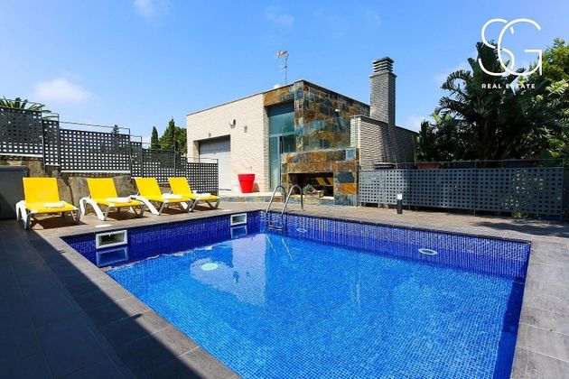 Foto 1 de Venta de chalet en Plaça Europa i Covamar de 4 habitaciones con terraza y piscina