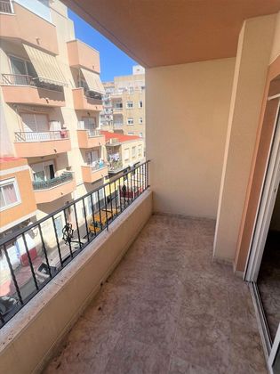 Foto 1 de Pis en venda a Centro - Torrevieja de 3 habitacions amb terrassa i balcó