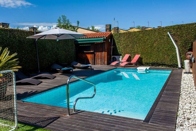 Foto 2 de Casa adossada en venda a Parroquias de Santiago de 5 habitacions amb terrassa i piscina