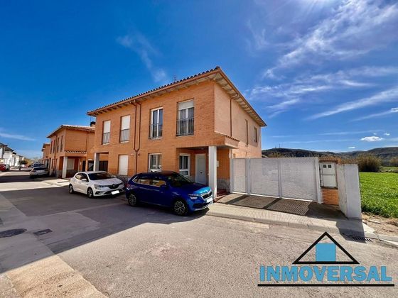 Foto 1 de Casa en venda a Mediana de Aragón de 3 habitacions amb terrassa i piscina