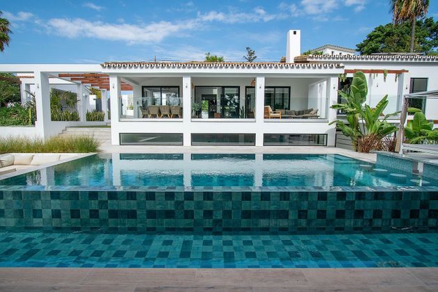Foto 2 de Chalet en venta en Elviria de 4 habitaciones con terraza y piscina