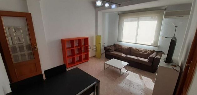 Foto 1 de Alquiler de piso en Trinitat de 3 habitaciones con muebles y aire acondicionado