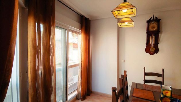 Foto 2 de Piso en venta en calle Torrevejenses Ausentes de 3 habitaciones con aire acondicionado y calefacción