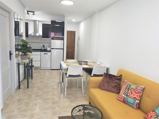 Foto 2 de Alquiler de piso en Centro - Torrevieja de 2 habitaciones con terraza y piscina