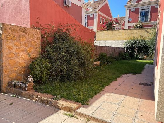 Foto 2 de Casa en lloguer a Montequinto de 5 habitacions amb jardí i aire acondicionat