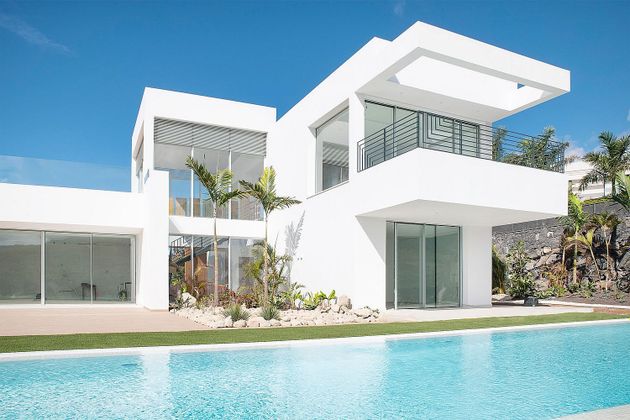 Foto 1 de Casa en venda a calle Macronesia de 5 habitacions amb terrassa i piscina