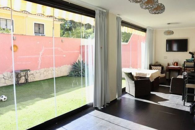 Foto 1 de Casa adossada en venda a calle Bélgica de 3 habitacions amb terrassa i jardí