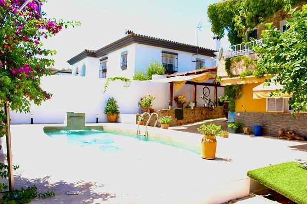 Foto 2 de Venta de chalet en Cúllar Vega de 5 habitaciones con terraza y piscina