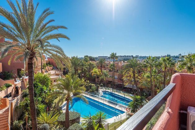 Foto 1 de Casa en venda a Nueva Andalucía centro de 3 habitacions amb terrassa i piscina
